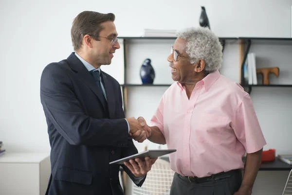 Quand une prime d'assurance augmente-t-elle et quelle est sa composition ?