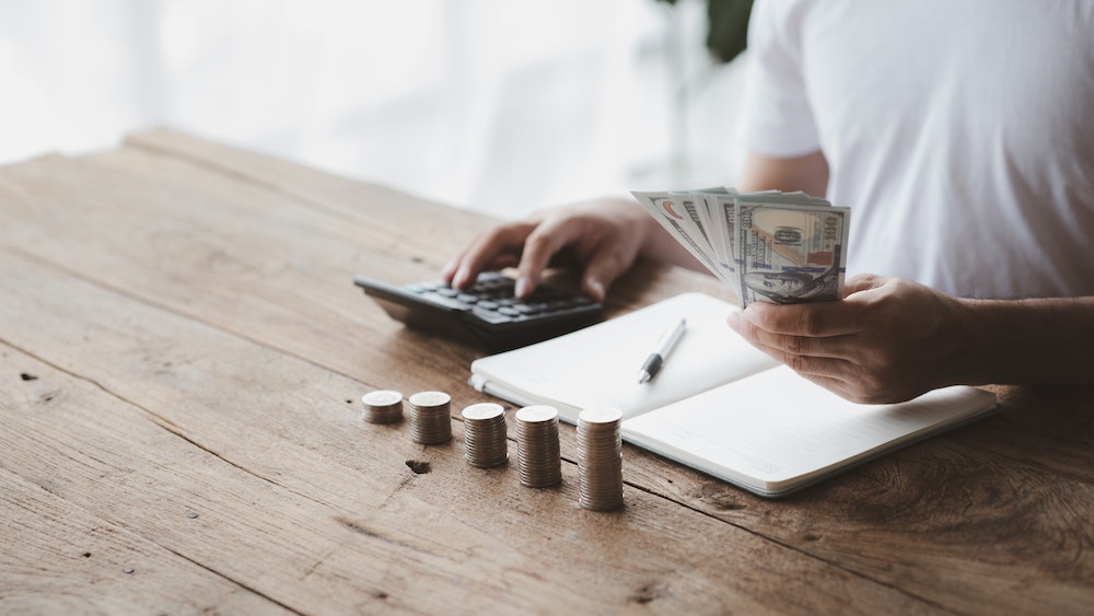 Investir judicieusement avec un salaire de 2400 euros net : quelles opportunités s'offrent à vous ?