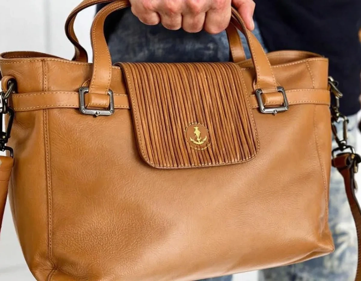 Lancer une marque de sacs bandoulière en cuir en circuit court : guide stratégique pour entrepreneurs
